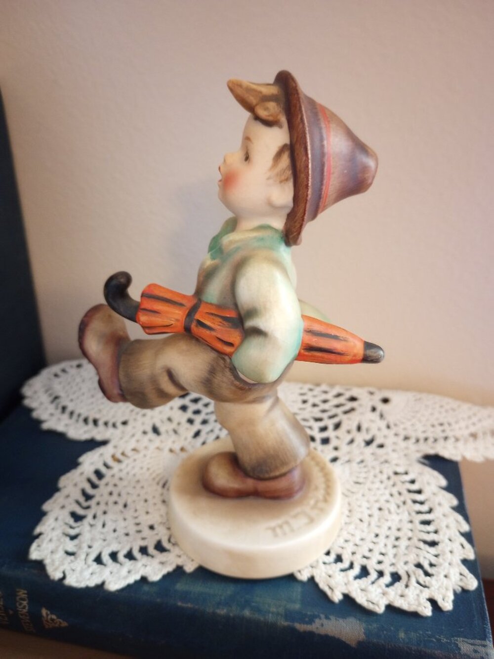 Hummel Little Traveler #109/0 TMK2 Full Bee 1950-55 Germany 5.25" tall